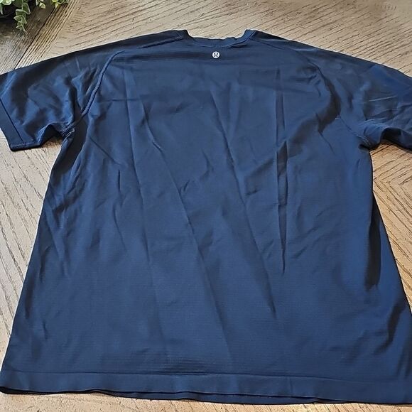 Navy Lululwmon shirt size L - Picture 7 of 9